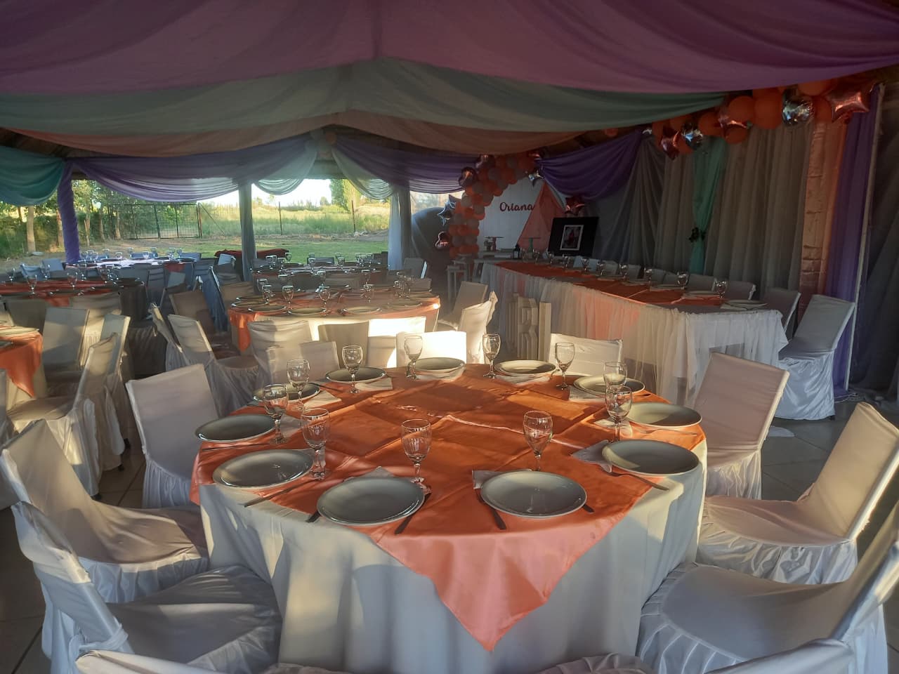 Evento con banquete completo
